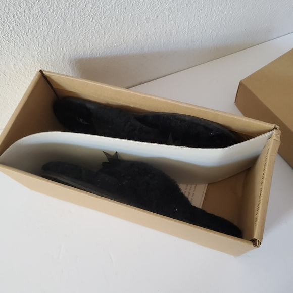 Ugg Fluff Flip Flops 5304 Black 8 Sheepskin Rubber - Picture 9 of 10